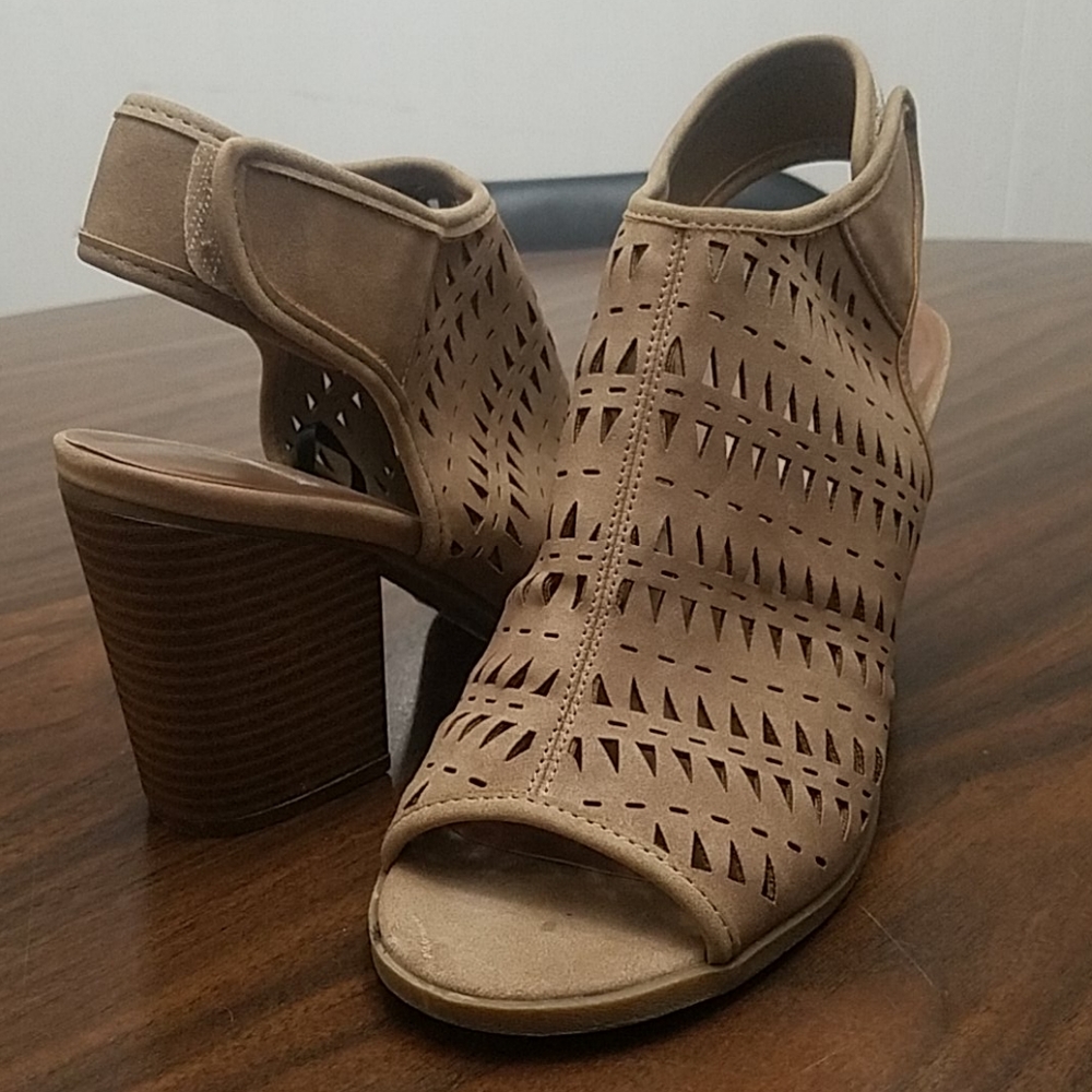 Indigo Rd Size 8 1/2 Tan Booties Like New